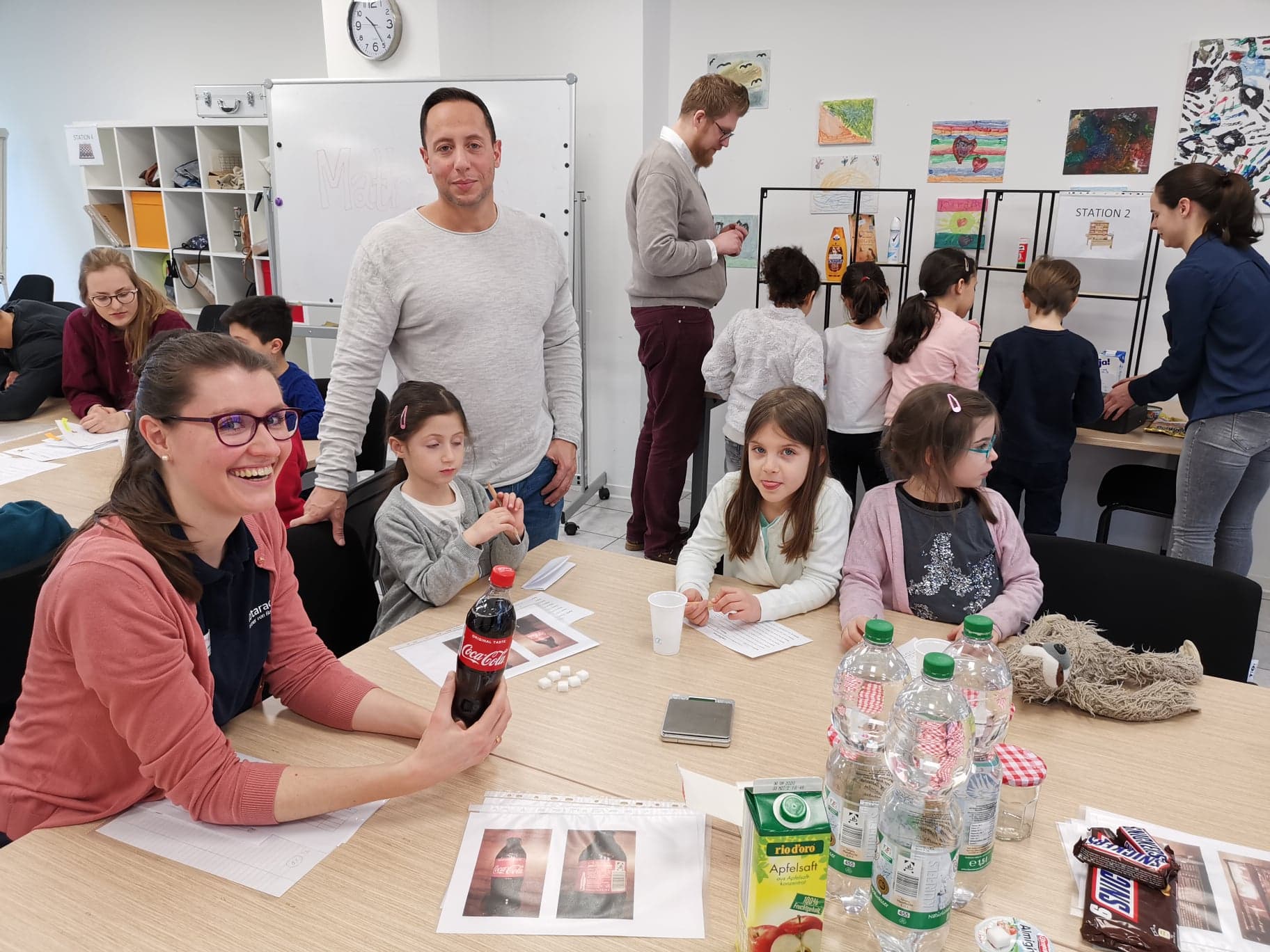 Kinder lösen die Aufgaben der Mathe-Rallye.
